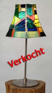 Lamp met gebogen kap van glas, Tiffany Techniek