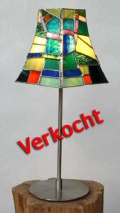 Lamp met gebogen kap van glas, Tiffany Techniek