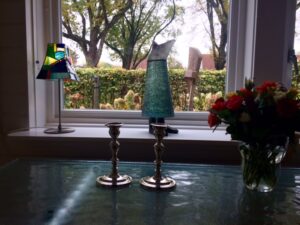 Lamp met gebogen kap van glas, Tiffany Techniek