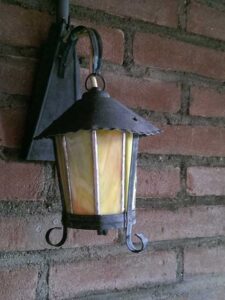 Lampen kap gemaakt met Tiffany Techniek, voorbeeld van hergebruik