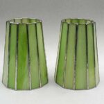 Lamp met Tiffany Techniek. Het proces van glasplaat naar lampenkap. Groen glas.