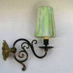 Lamp met Tiffany Techniek. Het proces van glasplaat naar lampenkap. Groen glas.