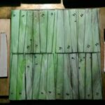 Lamp met Tiffany Techniek. Het proces van glasplaat naar lampenkap. Groen glas.