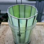 Lamp met Tiffany Techniek. Het proces van glasplaat naar lampenkap. Groen glas.