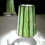 Lamp met Tiffany Techniek. Het proces van glasplaat naar lampenkap. Groen glas.