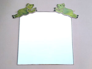 Big op spiegel, groen-blauw glas.